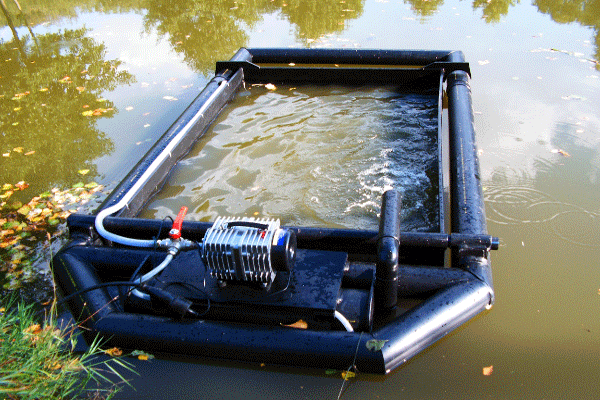 Einfaches Teich-in-Teich System mit Zandersetzlingen für die Binnenfischerei und Teichwirtschaft. Es handelt sich um einen Prototypen. Neue Modelle besitzen landgestützte Pressluftversorgung für die Mammutpumpen.
